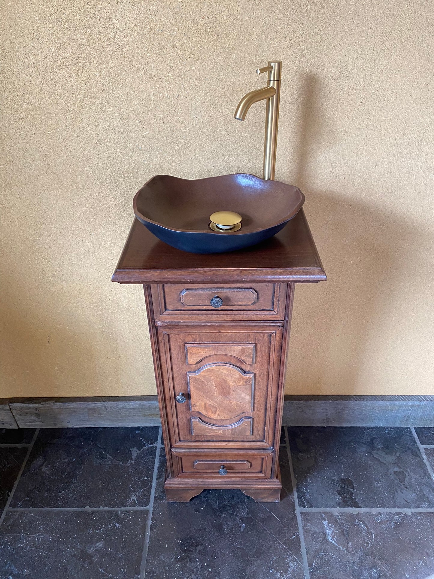 Ambachtelijk sanitair meubeltje met zwart/bruine keramische spoelbak en elegant kraantje