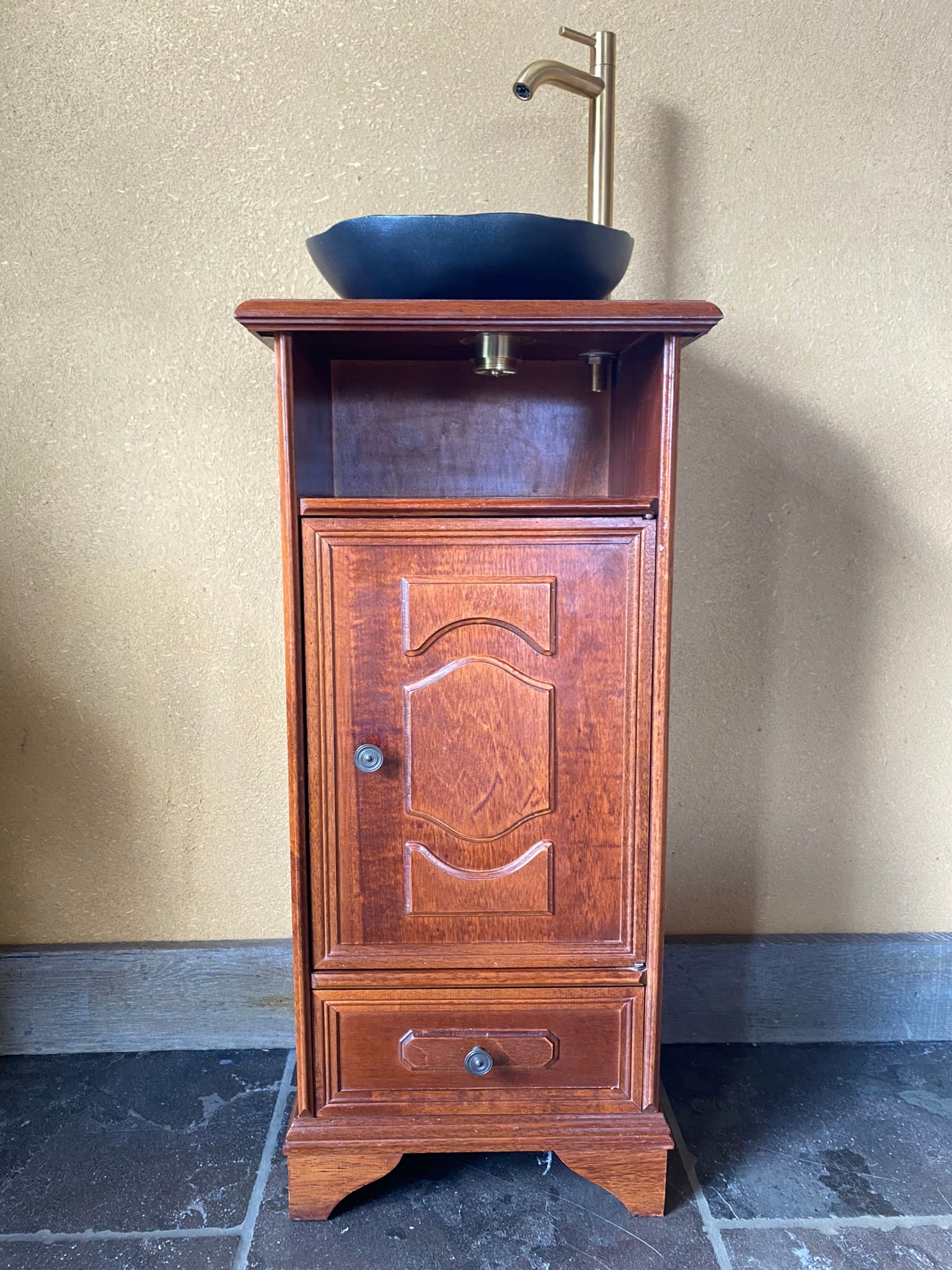 unieke meubel bestaat uit een vintage kastje, een zelf gemaakte keramische spoelbak en een elegant kraantje