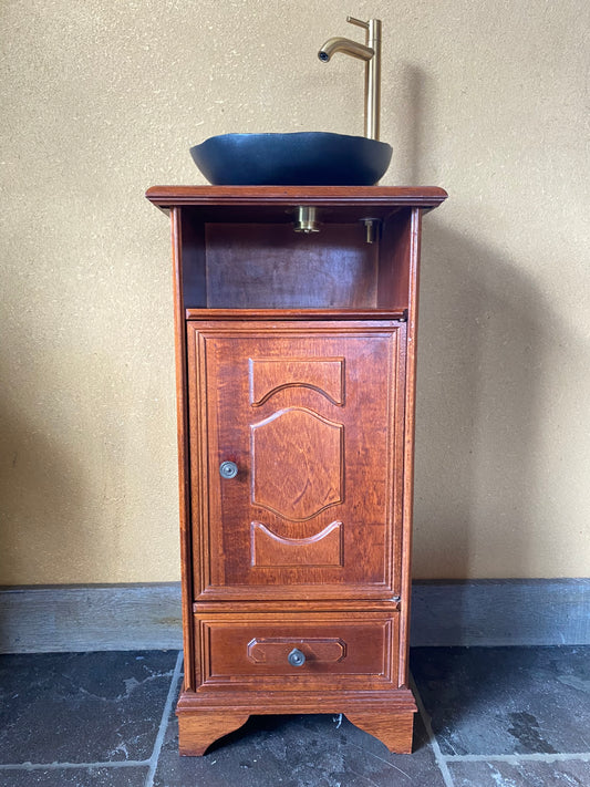 unieke meubel bestaat uit een vintage kastje, een zelf gemaakte keramische spoelbak en een elegant kraantje