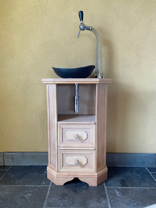 Ambachtelijke keramische waskom op gerestaureerde houten kast, Rust & Ruw Atelier.