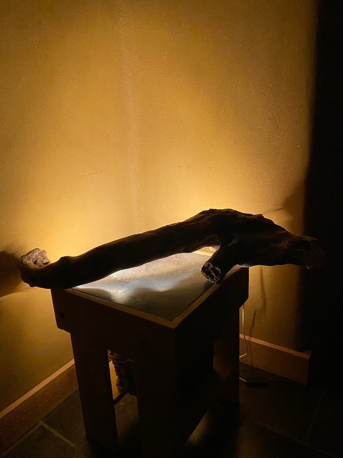 Mooi drifthouten lamp met indirect licht.