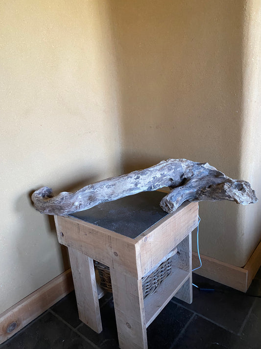 Mooi drifthouten lamp met indirect licht.